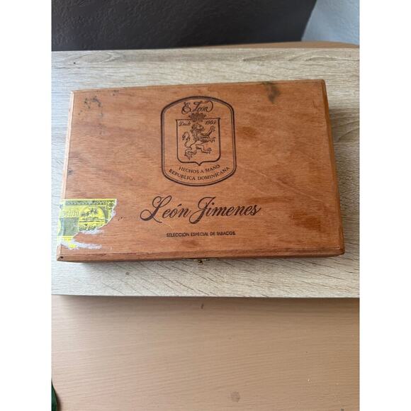 Leon Jimenes No. 4 Wooden Cigar Box - Picture 1 of 9
